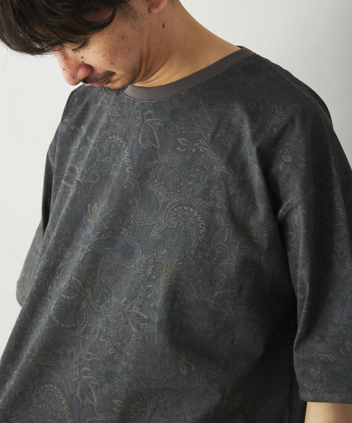 JOURNAL STANDARD relume（ジャーナルスタンダード　レリューム）の「フェイドカモ レイヤードラウンド スリットTシャツ（Tシャツ/カットソー・メンズ・ブラック系その他/ベージュ/カーキ・LARGE/MEDIUM/SMALL）」の2枚目の写真