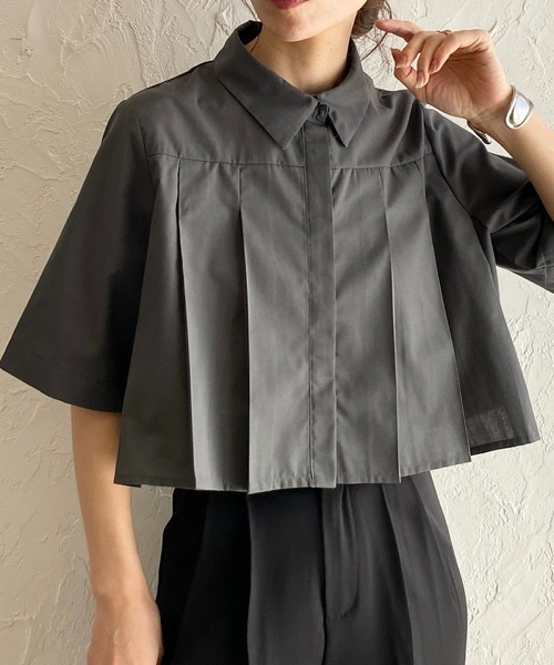 She's Closet(シーズクローゼット)の「タックプリーツショート丈半袖クロップドシャツブラウス(シャツ/ブラウス・レディース・グレー/ブラック/ホワイト/ブルー・FREE)」の3枚目の写真