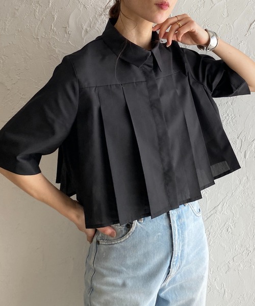 She's Closet(シーズクローゼット)の「タックプリーツショート丈半袖クロップドシャツブラウス(シャツ/ブラウス・レディース・グレー/ブラック/ホワイト/ブルー・FREE)」の2枚目の写真