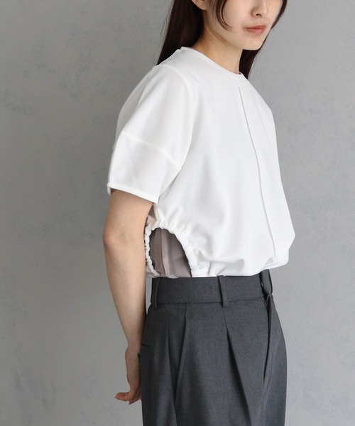cheriella(シェリエラ)の「【cheriella】WEB限定サイドホールギャザーTシャツ(Tシャツ/カットソー・レディース・カーキ/オフホワイト/ブルー/ブラック・M)」の2枚目の写真