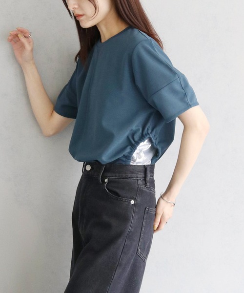 cheriella(シェリエラ)の「【cheriella】WEB限定サイドホールギャザーTシャツ(Tシャツ/カットソー・レディース・カーキ/オフホワイト/ブルー/ブラック・M)」の4枚目の写真