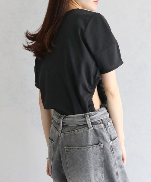 cheriella(シェリエラ)の「【cheriella】WEB限定サイドホールギャザーTシャツ(Tシャツ/カットソー・レディース・カーキ/オフホワイト/ブルー/ブラック・M)」の20枚目の写真