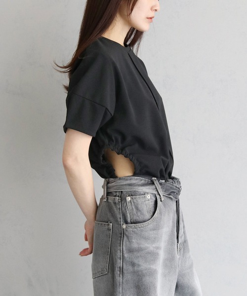 cheriella(シェリエラ)の「【cheriella】WEB限定サイドホールギャザーTシャツ(Tシャツ/カットソー・レディース・カーキ/オフホワイト/ブルー/ブラック・M)」の19枚目の写真