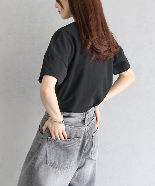 cheriella(シェリエラ)の「【cheriella】WEB限定サイドホールギャザーTシャツ(Tシャツ/カットソー・レディース・カーキ/オフホワイト/ブルー/ブラック・M)」の21枚目の写真
