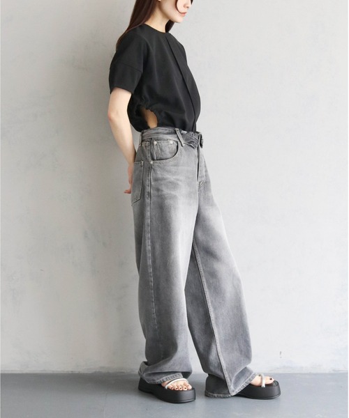 cheriella(シェリエラ)の「【cheriella】WEB限定サイドホールギャザーTシャツ(Tシャツ/カットソー・レディース・カーキ/オフホワイト/ブルー/ブラック・M)」の22枚目の写真