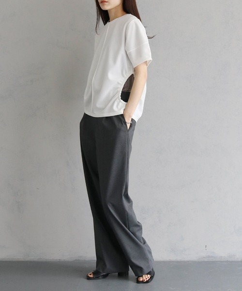 cheriella(シェリエラ)の「【cheriella】WEB限定サイドホールギャザーTシャツ(Tシャツ/カットソー・レディース・カーキ/オフホワイト/ブルー/ブラック・M)」の17枚目の写真