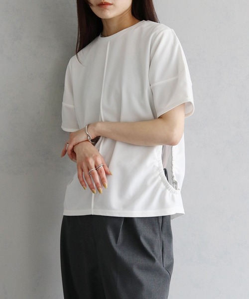 cheriella(シェリエラ)の「【cheriella】WEB限定サイドホールギャザーTシャツ(Tシャツ/カットソー・レディース・カーキ/オフホワイト/ブルー/ブラック・M)」の15枚目の写真
