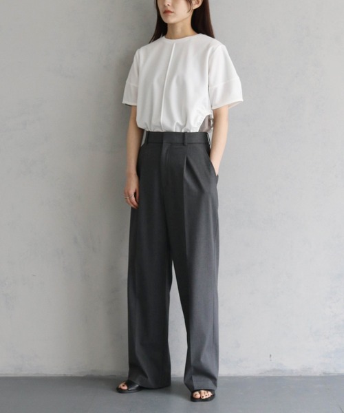 cheriella(シェリエラ)の「【cheriella】WEB限定サイドホールギャザーTシャツ(Tシャツ/カットソー・レディース・カーキ/オフホワイト/ブルー/ブラック・M)」の11枚目の写真