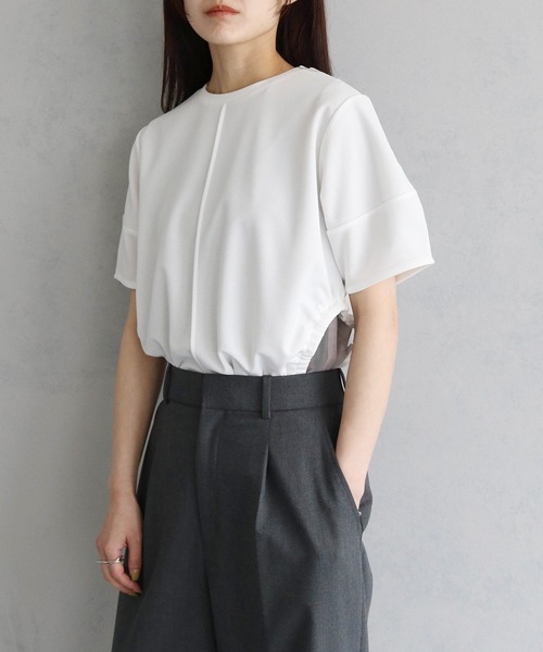 cheriella(シェリエラ)の「【cheriella】WEB限定サイドホールギャザーTシャツ(Tシャツ/カットソー・レディース・カーキ/オフホワイト/ブルー/ブラック・M)」の6枚目の写真