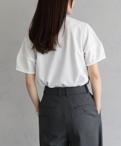 cheriella(シェリエラ)の「【cheriella】WEB限定サイドホールギャザーTシャツ(Tシャツ/カットソー・レディース・カーキ/オフホワイト/ブルー/ブラック・M)」の10枚目の写真