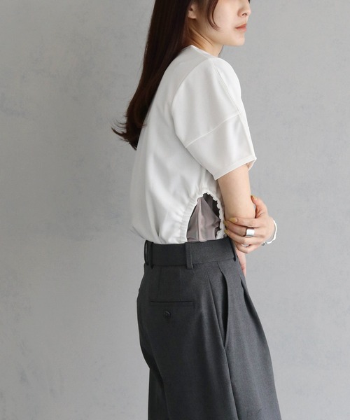 cheriella(シェリエラ)の「【cheriella】WEB限定サイドホールギャザーTシャツ(Tシャツ/カットソー・レディース・カーキ/オフホワイト/ブルー/ブラック・M)」の9枚目の写真