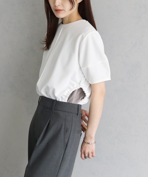 cheriella(シェリエラ)の「【cheriella】WEB限定サイドホールギャザーTシャツ(Tシャツ/カットソー・レディース・カーキ/オフホワイト/ブルー/ブラック・M)」の7枚目の写真