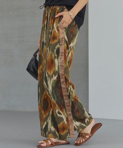 LAVEANGE（ラビアンジェ）の「【洗える】ぼかしプリントサイドラインパンツ（その他パンツ・レディース・ブルー/カーキ・M/LL/3L/4L/5L）」の4枚目の写真