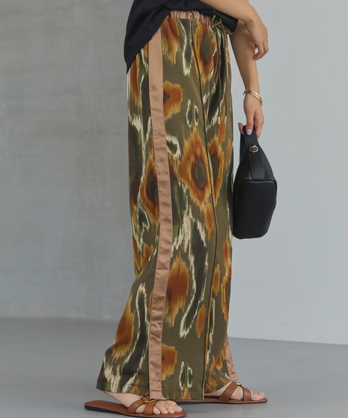 LAVEANGE（ラビアンジェ）の「【洗える】ぼかしプリントサイドラインパンツ（その他パンツ・レディース・ブルー/カーキ・M/LL/3L/4L/5L）」の5枚目の写真