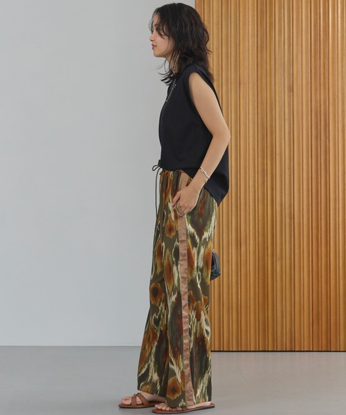 LAVEANGE（ラビアンジェ）の「【洗える】ぼかしプリントサイドラインパンツ（その他パンツ・レディース・ブルー/カーキ・M/LL/3L/4L/5L）」の9枚目の写真