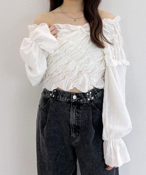 Heather（ヘザー）の「オフショルシャーリングブラウス　139040（シャツ/ブラウス・レディース・ベージュ/ホワイト/ブラック・FREE）」の4枚目の写真