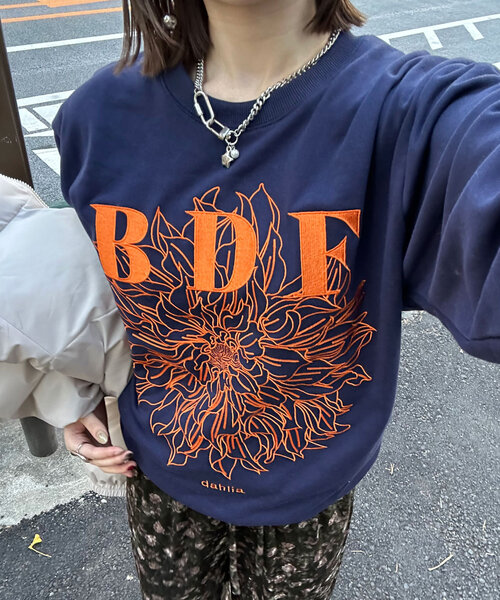 CIAOPANIC（チャオパニック）の「【BDF】フラワー刺繍スウェット（スウェット・レディース・サックスブルー/ライトグレー/ホワイト/オレンジ/イエロー/ネイビー/ピンク/レッド/ブルー/グレー/チャコールグレー/アイボリー・ONE SIZE）」の7枚目の写真