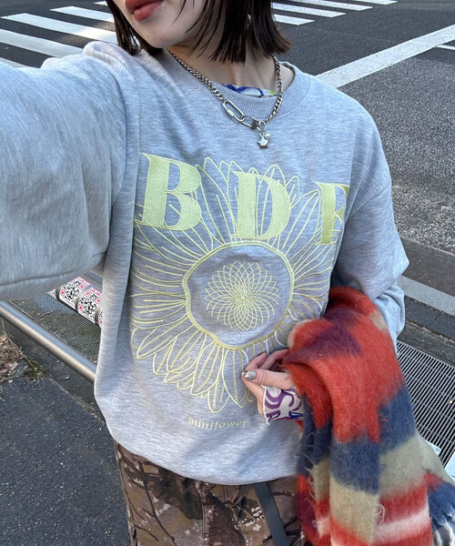 CIAOPANIC（チャオパニック）の「【BDF】フラワー刺繍スウェット（スウェット・レディース・サックスブルー/ライトグレー/ホワイト/オレンジ/イエロー/ネイビー/ピンク/レッド/ブルー/グレー/チャコールグレー/アイボリー・ONE SIZE）」の6枚目の写真