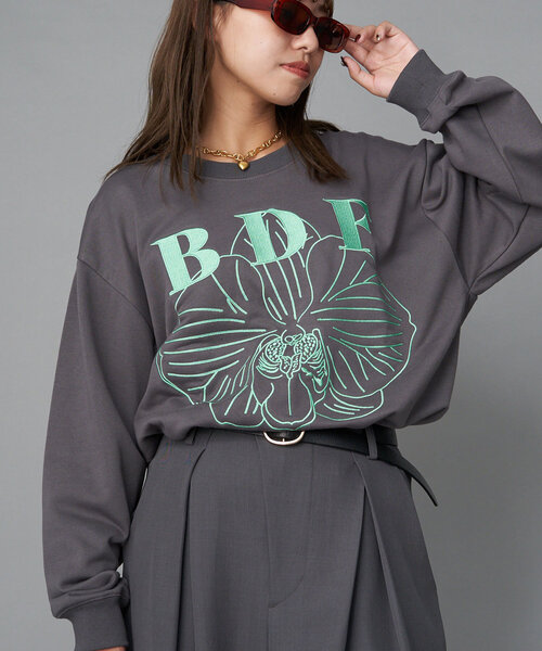 CIAOPANIC（チャオパニック）の「【BDF】フラワー刺繍スウェット（スウェット・レディース・サックスブルー/ライトグレー/ホワイト/オレンジ/イエロー/ネイビー/ピンク/レッド/ブルー/グレー/チャコールグレー/アイボリー・ONE SIZE）」の16枚目の写真