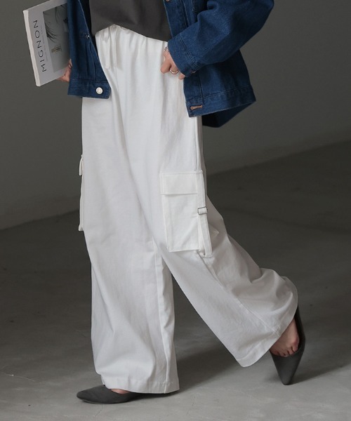 HUG.U（ハグユー）の「脚長ワイドカーゴパンツ（カーゴパンツ・レディース・ブラウン/オリーブ/ブラック/ダークグレー/ホワイト/ライトグレー・FREE）」の2枚目の写真