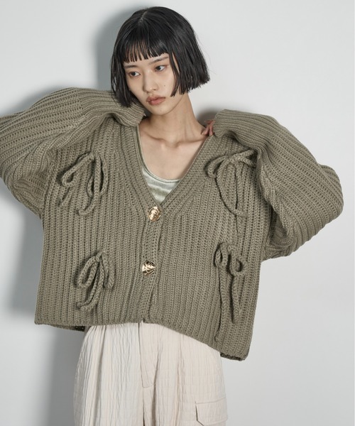 THE YOn(ザヨン)の「リボンモチーフニットカーディガン(カーディガン/ボレロ・レディース・ブラック/グレイッシュベージュ/グレー・FREE)」の3枚目の写真