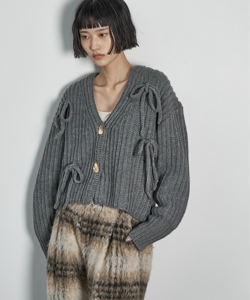 THE YOn(ザヨン)の「リボンモチーフニットカーディガン(カーディガン/ボレロ・レディース・ブラック/グレイッシュベージュ/グレー・FREE)」の12枚目の写真