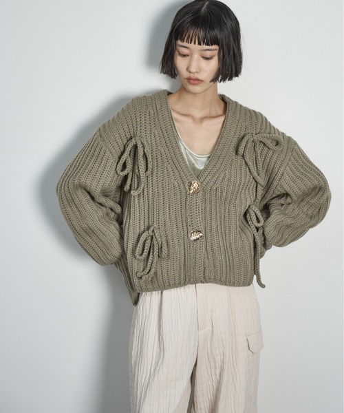 THE YOn(ザヨン)の「リボンモチーフニットカーディガン(カーディガン/ボレロ・レディース・ブラック/グレイッシュベージュ/グレー・FREE)」の4枚目の写真