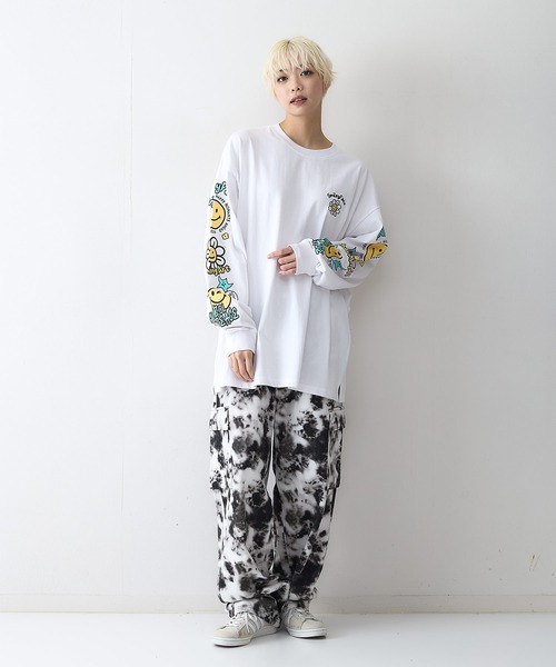 SMILEY FACE（スマイリーフェイス）の「【SMILEY FACE/スマイリーフェイス】袖プリントオーバーサイズロンT（Tシャツ/カットソー・メンズ・ブラック/クリアブルー/ホワイト/グリーン・LARGE/MEDIUM/X-LARGE）」の5枚目の写真