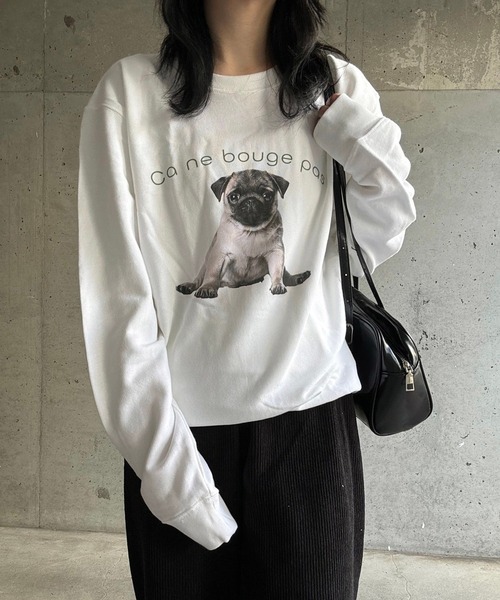 merrylatte(メリーラテ)の「【軽量】パグプリントスウェット トレーナー(スウェット・レディース・ホワイト・LARGE/SMALL/X-LARGE)」の1枚目の写真