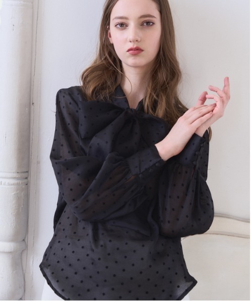 Meline M(メリンエム)の「Sheer Flocked Dot Tie Blouse シアーフロッキードットタイブラウス(シャツ/ブラウス・レディース・ブラック/オフホワイト・FREE)」の2枚目の写真