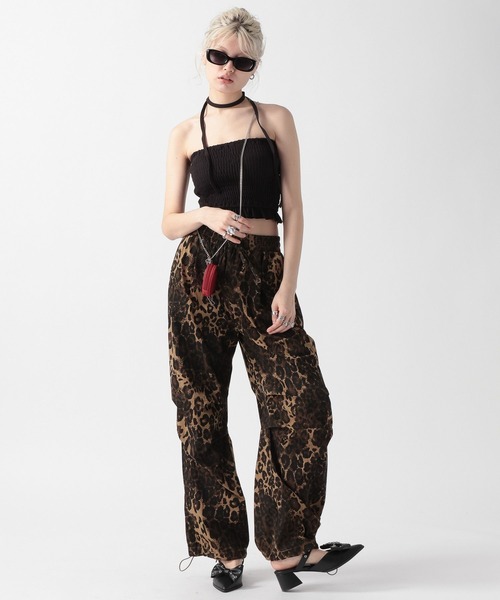 FOREVER 21（フォーエバー トゥエンティーワン）の「【2025SS】チョーカー付きシャーリングベアトップ（チューブトップ・レディース・ブラック/オフホワイト/グレー・FREE）」の12枚目の写真