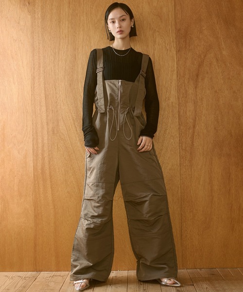 hunch(ハンチ)の「フロントジップ ウエストギャザー サロペット(サロペット/オーバーオール・レディース・ブラック/ベージュ/ダークカーキ・FREE)」の3枚目の写真