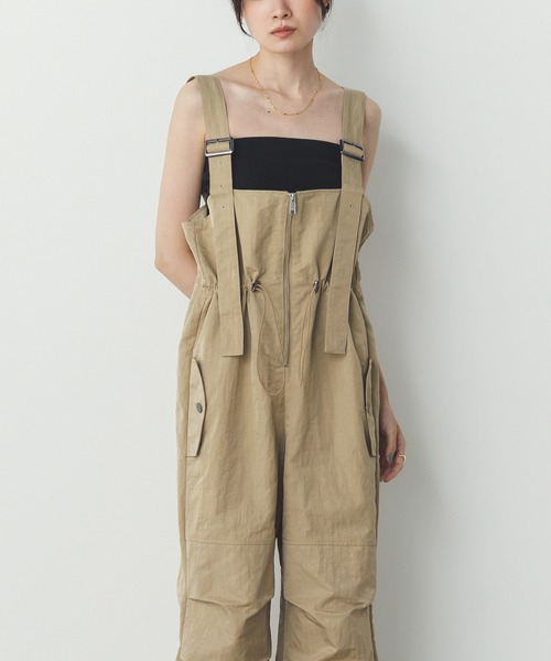 hunch(ハンチ)の「フロントジップ ウエストギャザー サロペット(サロペット/オーバーオール・レディース・ブラック/ベージュ/ダークカーキ・FREE)」の11枚目の写真