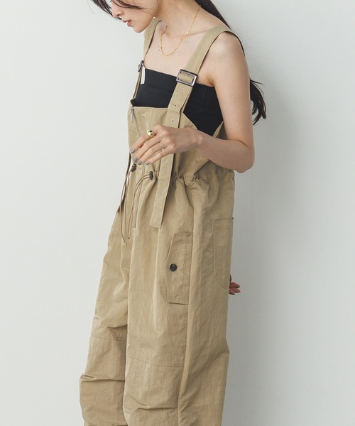 hunch(ハンチ)の「フロントジップ ウエストギャザー サロペット(サロペット/オーバーオール・レディース・ブラック/ベージュ/ダークカーキ・FREE)」の12枚目の写真