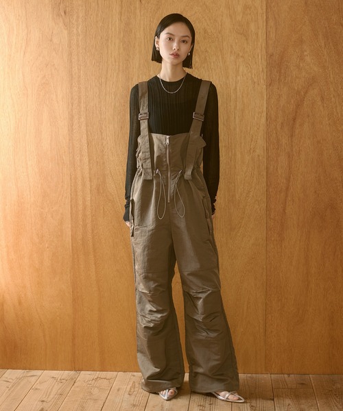 hunch(ハンチ)の「フロントジップ ウエストギャザー サロペット(サロペット/オーバーオール・レディース・ブラック/ベージュ/ダークカーキ・FREE)」の15枚目の写真