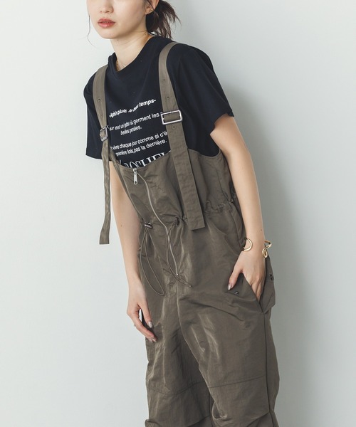 hunch(ハンチ)の「フロントジップ ウエストギャザー サロペット(サロペット/オーバーオール・レディース・ブラック/ベージュ/ダークカーキ・FREE)」の4枚目の写真
