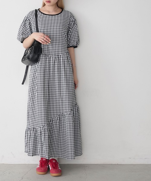 forksy.(フォルクシー)の「【forksy.】ギンガムチェック パフスリーブ ティアードワンピース(ワンピース・レディース・ブラック/ホワイト・FREE)」の3枚目の写真