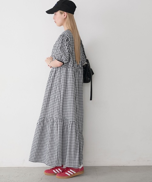 forksy.(フォルクシー)の「【forksy.】ギンガムチェック パフスリーブ ティアードワンピース(ワンピース・レディース・ブラック/ホワイト・FREE)」の4枚目の写真