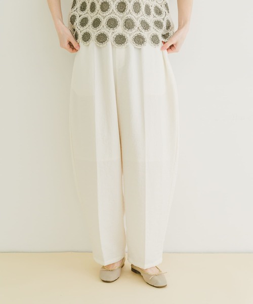 ITEMS URBANRESEARCH(アイテムズ アーバンリサーチ)の「コクーンイージーパンツ(その他パンツ・レディース・チャコールグレー/ホワイト系その他・FREE)」の1枚目の写真