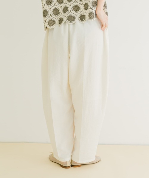 ITEMS URBANRESEARCH(アイテムズ アーバンリサーチ)の「コクーンイージーパンツ(その他パンツ・レディース・チャコールグレー/ホワイト系その他・FREE)」の4枚目の写真