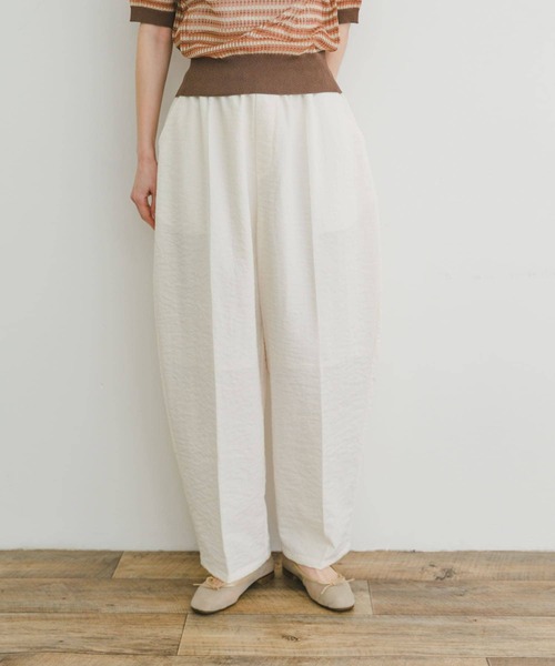 ITEMS URBANRESEARCH(アイテムズ アーバンリサーチ)の「コクーンイージーパンツ(その他パンツ・レディース・チャコールグレー/ホワイト系その他・FREE)」の5枚目の写真