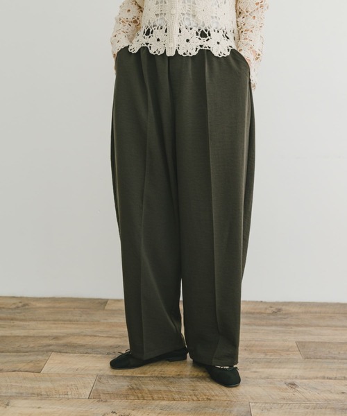 ITEMS URBANRESEARCH(アイテムズ アーバンリサーチ)の「コクーンイージーパンツ(その他パンツ・レディース・チャコールグレー/ホワイト系その他・FREE)」の12枚目の写真