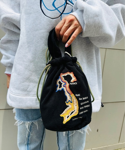 HOUSTON(ヒューストン)の「HOUSTON / EMB PILE EFFECT BAG(TIGER/MAP/DRAGON/ALASKA) / 6888/6889/6890/6891(ショルダーバッグ・レディース・ブルー/ピンク/オフホワイト/ブルー系その他/グリーン系その他/ブラック系その他/グリーン/その他/ブラック/ピンク系その他/ブラック系その他2・ONESIZE)」の4枚目の写真