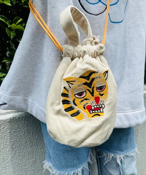HOUSTON(ヒューストン)の「HOUSTON / EMB PILE EFFECT BAG(TIGER/MAP/DRAGON/ALASKA) / 6888/6889/6890/6891(ショルダーバッグ・レディース・ブルー/ピンク/オフホワイト/ブルー系その他/グリーン系その他/ブラック系その他/グリーン/その他/ブラック/ピンク系その他/ブラック系その他2・ONESIZE)」の2枚目の写真