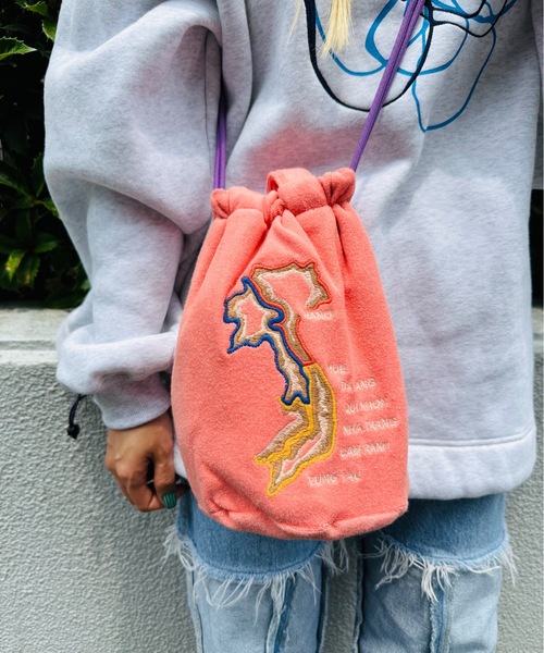 HOUSTON(ヒューストン)の「HOUSTON / EMB PILE EFFECT BAG(TIGER/MAP/DRAGON/ALASKA) / 6888/6889/6890/6891(ショルダーバッグ・レディース・ブルー/ピンク/オフホワイト/ブルー系その他/グリーン系その他/ブラック系その他/グリーン/その他/ブラック/ピンク系その他/ブラック系その他2・ONESIZE)」の1枚目の写真
