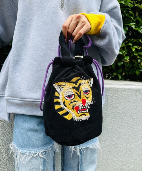 HOUSTON(ヒューストン)の「HOUSTON / EMB PILE EFFECT BAG(TIGER/MAP/DRAGON/ALASKA) / 6888/6889/6890/6891(ショルダーバッグ・レディース・ブルー/ピンク/オフホワイト/ブルー系その他/グリーン系その他/ブラック系その他/グリーン/その他/ブラック/ピンク系その他/ブラック系その他2・ONESIZE)」の3枚目の写真