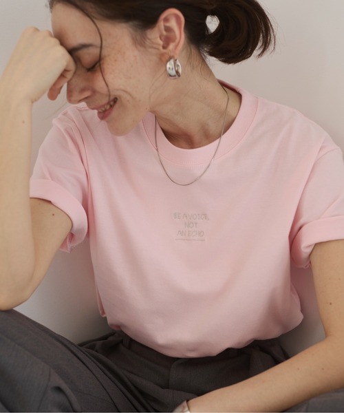ANGIE（アンジー）の「フロント ワンポイント 刺繍 ロゴ Tシャツ（半袖）（Tシャツ/カットソー・レディース・ホワイト/オフホワイト/ブラック/ライトピンク・MEDIUM/LARGE）」の4枚目の写真