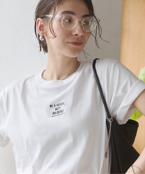 ANGIE（アンジー）の「フロント ワンポイント 刺繍 ロゴ Tシャツ（半袖）（Tシャツ/カットソー・レディース・ホワイト/オフホワイト/ブラック/ライトピンク・MEDIUM/LARGE）」の2枚目の写真