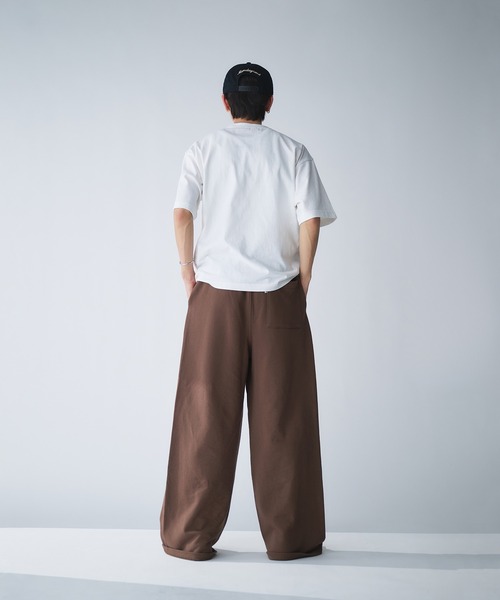 Adoon plain(アドーンプレーン)の「2-Tuck Curved Wide Sweat Pants / 2タックカーブワイドスウェットパンツ(スウェットパンツ・メンズ・ブラック/ブラウン・MEDIUM/LARGE)」の4枚目の写真