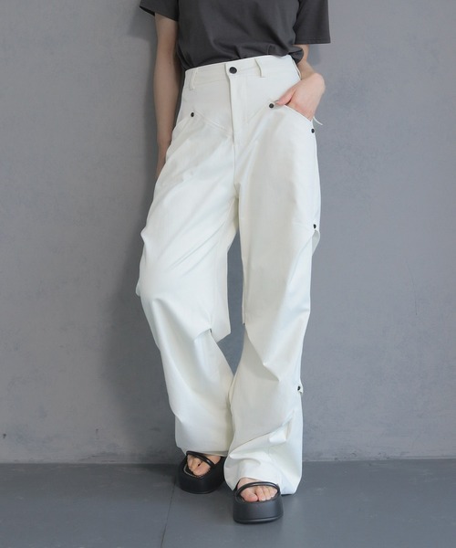 cheriella(シェリエラ)の「【cheriella】ハイウエスト サイドタックフレアパンツ HIGH WAIST SIDE TUCK FLARE PANTS(スラックス・レディース・オフホワイト/チャコールグレー/ブラック・M/S)」の2枚目の写真
